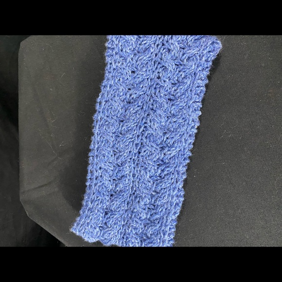 Hand knit ladies headband in blue merino wool with vintage pin - Picture 4 of 4